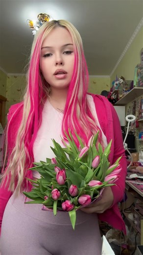 С 8 марта красотки