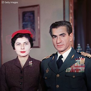 他們叫她“悲傷公主”。 她的人生圍繞著奢侈和特權。 但她的眼睛藏不住真相。 憑藉自己的美麗，迷住了以為波斯帝王。 她成為世界上最美麗的女人。 很遺憾還不是 “完全的”。 她缺少的東西讓她成為了一國恥辱。 | 名人偶像