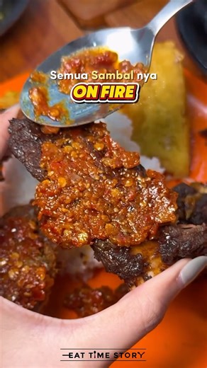 Aily Tantono - Food Review on Instagram: "[Paling Baru di Alam Sutera] Akhirnya Sambal Bakar Viral di Malaysia @sambalbakaronfire.id buka di Jakarta‼️Pecinta pedes sih wajib merapat.. soalnya sambelnya banyak varian dan mantep2, pedesnya ampe berasep bikin Damkar datengg 😆 Pesen sepaket aja uda dapet banyak dan harga terjangkau.. dan yang UNIK minumnya dari alat pemadam api tapi isinya es Mojito.. cocok buat kumpul keluarga, lunch, dinner karna ada menu kids meal, dan area kids zone juga.. 📍: