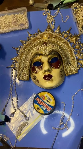 My Venetian mask, how I do my strands of pearls. | Nancy Alonso