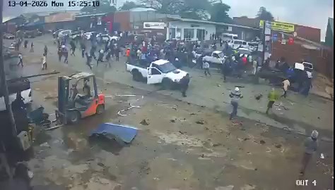 🚨 Community Members Seen Running To Pick Up CASH After CIT Heist 🚨Moments after a cash-in-transit van was blown apart in Kranskop, KZN, the streets turned into a frenzy.