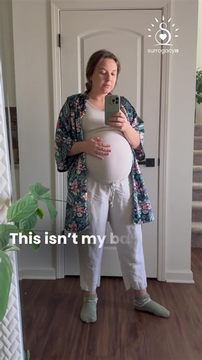 This belly bump is big…and we don’t mean its size, but in impact. 🙌 This pregnant belly carries someone’s biggest dream. It showcases the ultimate group project of compassion and love. And it’s a physical reminder of one of the most beautiful miracles out there. Surrogacy journeys have a lifelong impact—but the awe of a surrogate pregnancy is only for a short period of time in comparrison. But gosh, that short time is both spectacular and utterly life-changing. 🥹🥹 . . . If you’re interested i