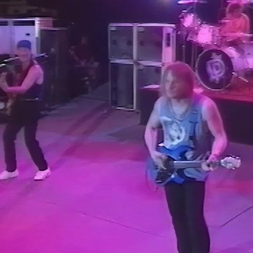 'Bombay Calling - Live in 95' is an important, historical record for Deep Purple. It was one of the first with guitar virtuoso Steve Morse who brought a definite element of raw power to the beloved classics. For a long time, the master tapes for the show were considered lost. Unbelievably, they were found in an old cardboard box in November 1999. The Indian media proclaimed the show to be "the best rock show ever staged in India". Experience the greatness of this phenomenal rock band for yoursel