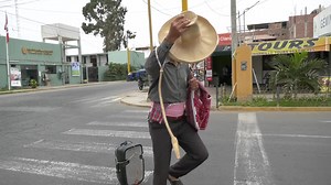 #CASMA¡ CAJAMARQUINO LLEGA A CASMA Y NOS DEMUESTRA SU HUAYNITO EN LOS SEMÁFOROS Elder Ramos carrillo lleva 5 días en nuestra provincia de Casma y nos demuestra sus dotes con el baile, a ritmo de huaynito hace alegrar a los conductores que se detienen unos segundos en los semáforos para ver el arte del ciudadano cajamarquino, que agradece la retribución de los casmeños. Estará dos días en nuestra ciudad del eterno sol y cualquier ayuda lo puede encontrar en los semáforos, indico. Pablo Rondan ( P