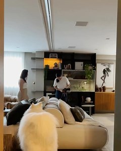 Isis Castro on Instagram: "apê leblon — pela @deisematuranaarquiteta. dia preenchido de trabalho bom de fazer, com pessoas boas de estar."