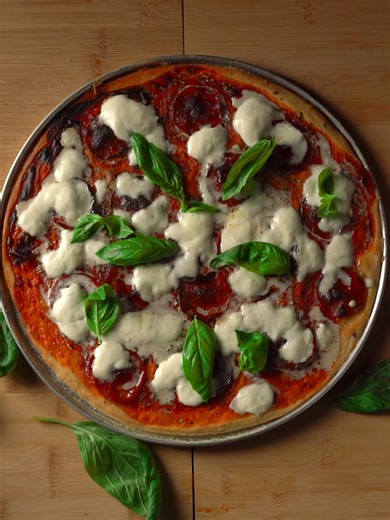 Εύκολη πίτσα με μοτσαρέλα | Easy pizza with mozzarella Η πίτσα είναι από εκείνα τα φαγητά που δεν χρειάζονται ιδιαίτερες συστάσεις. Το μόνο που χρειάζεσαι είναι λίγα απλά υλικά, ένα μπολ και 5 λεπτά για να φτιάξεις μια βάση που λειτουργεί σαν καμβάς για ό,τι έχεις στο ψυγείο. Αυτή η συνταγή είναι ακριβώς αυτό: πρακτική, γρήγορη και ιδανική για τις μέρες που θέλεις κάτι σπιτικό χωρίς κόπο, αλλά με αποτέλεσμα που θυμίζει κανονική πίτσα φούρνου. ΥΛΙΚΑ Για τη ζύμη 250 γρ. αλεύρι για όλες τις χρήσεις