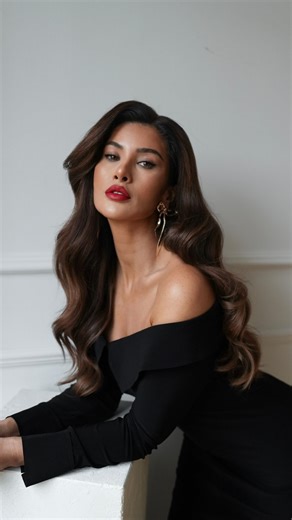 Füsun Lindner | Ad/Werbung Bold red lips, timeless black liner, golden glow. That’s my festive formula this season. 💄✨ With just one perfect red from... | Instagram