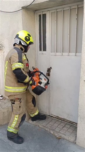 ‎HamidReza Faraji | حمیدرضا فرجی‎ on Instagram‎: "برش قفل های آویزی بدلیل پاندولی بودن از خطرناکترین آیتم عملیاتی ورود و برش محسوب میشوند. این تکنیک نشان دهنده مهار قفل آویزی هنگام برش در عملیات است. Cutting padlocks are considered one of the most dangerous entry and cutting operations due to their pendulum nature. This technique demonstrates the restraint of a padlock during cutting operations. #قفل #کاربردی #cutting #technique #firefighter"‎