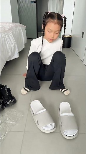 Today I realized how to use disposable slippers in homestay. They are easy to put on.