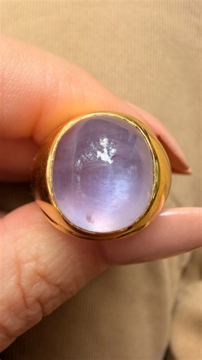 Naz ✨ 3 Graces of Gold on Instagram: "[SOLD] PURPLE SAPPHIRE MAGIC 🔮🪄 An absolutely ethereal Vintage yellow 18K natural unheated 19.3 ctw purple pink sapphire cabochon flush set ring, size 8.5 sizable with gemological assessment and appraisal. Ring is in excellent preowned condition, set with an extremely glowy natural unheated purple pink 19.3ctw sapphire cabochon measuring 14.3 x 12.6 x 9.4 mm approx with no evidence of heating with visible silky threads and no visible wear. Mesmerizing in a