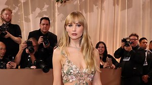 Jennifer Lawrence’s Golden Globes Naked Dress Is Pure Romance