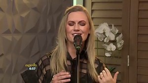 Anders performs the theme song “Knysna”