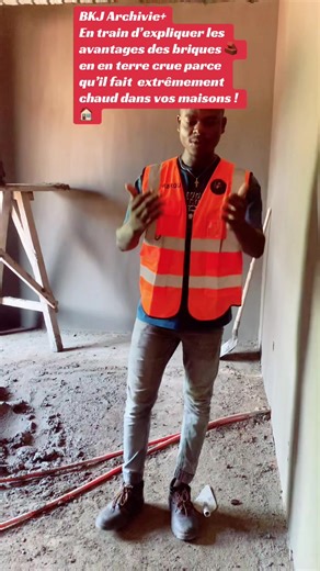BKJ Archivie En train d’expliquer les avantages des briques 🧱 en en terre crue parce qu’il fait extrêmement chaud dans vos maisons ! 🏠