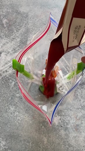 GRAB AND COOK- creamy sundried tomato past bake- full recipe in comments. Do you love a pasta bake but don’t have the freezer space to freeze the whole thing? Here I show you how to make the sauce and freeze so all you have to do is defrost, add the dried pasta and stock and cook! Easy as that! | The Batch Lady