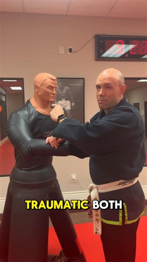 Basic palm strike — done right. 👊 Use the heel of your palm, keep fingers together and back, drive from your legs and hips for power. It lands like a punch but with less risk to your hand. In close range you can target the ear (a sharp shove of air can disorient or stop an attacker) — but remember: this is self-defense only. Train slowly, build the mechanics, then increase speed under an instructor’s guidance. Stay smart. Stay safe. ⸻ #PalmStrike #SelfDefense #KravMaga #MartialArts #TrainSmart 