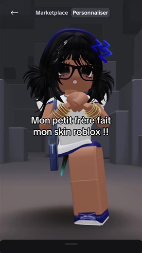 Mon petit frère crée mon skin Roblox !