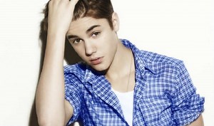 Justin Bieber snaps at fans after refusing to take photo with them