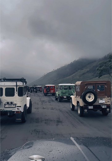 Iring iringan Jeep di lautan pasir bromo .. . #fotograferbromo #bromotrip #pakejbromo #tiktokmalaysia #fypシ #fouryoupage #4u #masukberandafyp #xybca