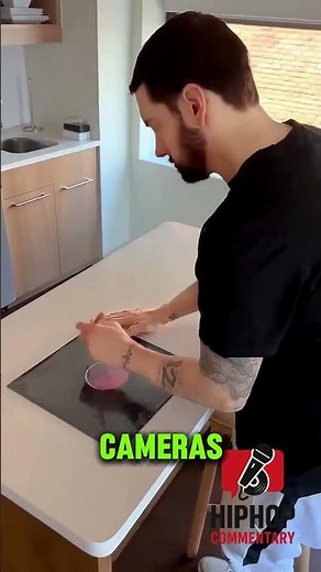 Eminem Quietly Signs a Sealed 1996 ‘Infinite’ Vinyl — Hip-Hop History in His Hands 🎶