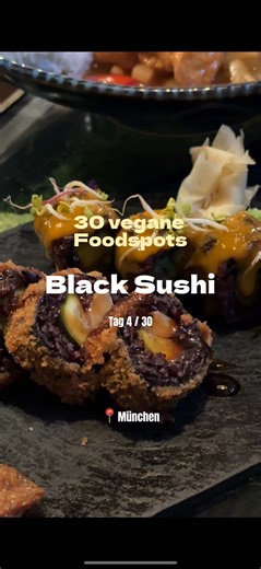 Tag 4 von 30 Tage, 30 vegane Foodspots in München 🌱🍣🥢 Folgt @veganinmuc, wenn ihr die nächsten 30 Tage keine veganen Foodspots in München verpassen wollt 🤝🏻 Das @secretgardenmunich entdeckt man echt sehr schnell wenn man in München ist, da es sich mitten in der Innenstadt befindet und damit hat es auch die perfekte Lage wenn man eh grade hier unterwegs ist. Ich finde es grade wegen seiner vielfältigen Speisekarte super, da sich hier jede*r was findet - egal ob Gemüsegerichte, Tofu oder Flei
