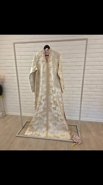 Føl deg som en dronning ✨ Luksuriøs kaftan i krem med vakre gullbroderier. Perfekt til bryllup, eid og fest. Begrenset tilgjengelig ✨ Prøving etter avtale – send DM 💌
