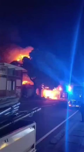 Defimedia.info on Instagram: "Rose-Hill : incendie dans une boutique Un incendie s’est déclaré ce mercredi soir dans une boutique située à Rose-Hill, quelques mètres après la station-service Sookee, non loin du Plaza, en direction de Beau-Bassin. Les pompiers de Coromandel ont été dépêchés sur place pour circonscrire le feu. À ce jour, les circonstances entourant cet incendie n’ont pas encore été établies. La police de Rose-Hill s’est également rendue sur les lieux. Aucun blessé n’a été déploré.