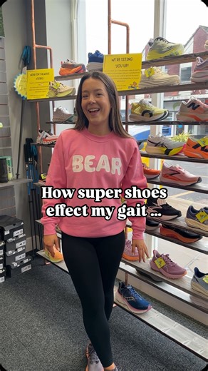 As a neutral ish runner (I over pronate slightly in some shoes but tend to stick to neutral because that’s personally what feels best for me, my slight over pronation doesn’t cause me problems so!) ☺️ But as I gear up for my marathon, I was intrigued to see what my gait would look like in various different super shoes.. ⚡️ All of these shoes are carbon plated but some, are definitely more ‘stable’ for me than others. This is why it’s always worth popping to your local running shop to secure some