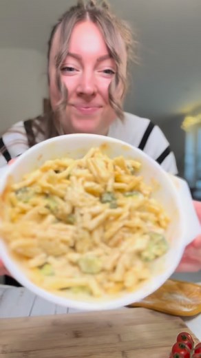 🍝 cremige ONE POT PASTA 🍝 Du brauchst: 🍝 350g Macaroni 🍝 1 kleiner Brokkoli Kopf 🍝 200g Frischkäse 🍝 600 ml Gemüsebrühe So geht’s: 1. Zuerst die Nudeln zusammen mit dem Brokkoli, Frischkäse und Gemüsebrühe in eine Auflaufform geben und für circa 25-30 Minuten bei 180 Grad Umluft backen 2. Zum Schluss alles kräftig mischen und genießen 😌 Hat dir das Video gefallen? Dann… 💛Speichere dir den Beitrag ab 💛Kommentiere, so können wir uns austauschen 💛Teile falls der Beitrag für dich hilfreich