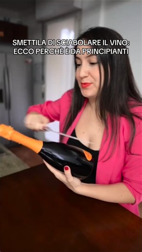 Sharon Sburlino | Enologa e Sommelier on Instagram: "La sciabolata? No, grazie. 🙅‍♀️🍷 Ok, lo so, ora qualcuno si offenderà. Ma dopo 14 anni nel settore e una laurea in enologia, non posso più guardare queste bottiglie giustiziate per un video sui social. Oltre al rischio reale di bersi dei micro-frammenti di vetro (sì, succede più spesso di quanto pensi), la sciabolata è l’antitesi del rispetto per il lavoro del produttore. Un grande spumante ha bisogno di cure, non di colpi di scena. Vuoi ess