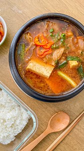 Looks complex but it’s the easiest lunch you can make! Check out this doenjang jiigae (korean fermented soybean paste stew) recipe where you throw all the ingredients in the pot and wait for the magic to happen. Seriously, this doesn’t require any cooking skill but tastes just like the korean restaurant! I have a voiceover on how to make this stew in my IG stories if you want to check it out. As always, recipes posted on my blog or check link in bio! Have a wonderful wednesday 🐪🥰 | Cook With D