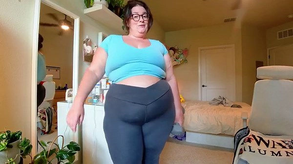 day 10: plus size booty gains | 50 squats to finish the week 💪