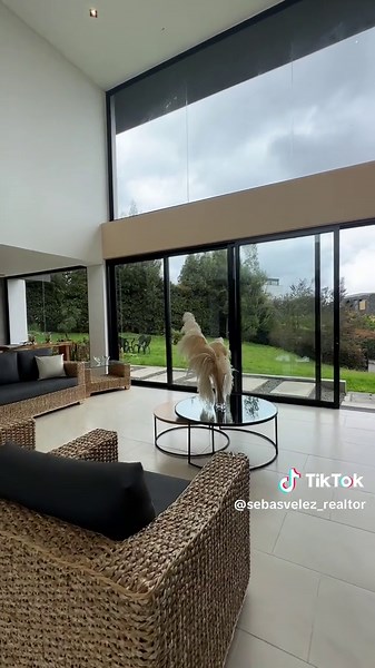 Bienvenidos a una joya arquitectónica en el exclusivo sector alto de Las Palmas, Envigado 🌳 ¿Qué hace especial a esta propiedad? 🏠 ✅495 m2 construidos en un lote de 2.339 m2 ✅7 habitaciones habitación de servicio. ✅6 baños completos baño social. ✅Acabados modernos y diseño pensado para el confort. Pero eso no es todo... ¡La unidad residencial lo tiene todo! ⚽️Cancha de fútbol y tenis 🔥Zona de fogata 🧖🏽‍♀️Sauna y turco 5 km de ciclo ruta interna para conectar con la naturaleza. 💰Valor: $5.0