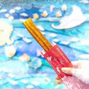 ❄ひんやり冷たい「チュロス」が初登場❄ 焼きたてチュロスを急速冷却！ 表面はパリッと、中はもっちり、ひんやり感が新しい「ひんやりクールチュロス(クレームブリュレ風)」は、東京ディズニーシーの「ベイサイド・テイクアウト」で7月1日から販売します✨ https://www.tokyodisneyresort.jp/food/3293/ #夏ディズニー | 東京ディズニーリゾート