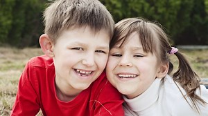 'Jusqu’à s’oublier' : un documentaire qui met la lumière sur les frères et sœurs d’enfants en situation de handicap - RTBF Actus