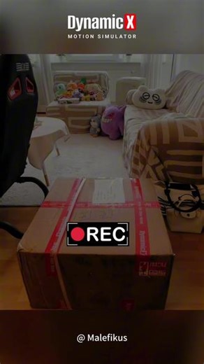 ⁃‎ㅅ⁃‎ 在德小姐姐的开箱分享 感谢Malefikus的分享，附上原帖内容：“前几个月看到众筹的这个动态模拟器就下单了，今天终于收到了（国内的同好们都玩一个月了吧）很喜欢他们这个idea，感觉对于我的需求来说是个性价比/空间很好的折中，外观也很好看！我平时玩欧卡和acc比较多，但是acc圈速不怎么样很休闲，想摇摇乐，但又不太想投资很贵很占地方的full rig四轴六轴（谁要是说什么定制四轴