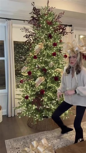 I talked extra slow for yall on this one 🎄🎀 1. Hobby lobby will still have a great selection of wired ribbon (for like a few days) because the exact one I used here is sold out. However they still have it in stock for a 2.5 inch. I bought that for wrapping because WOW is it gorgeous! 2. This will make you mad if you focus on the fact that it’s fugly for the majority of the time. 3. Do NOT FULLY FLUFF the loops until it’s on the tree. Bc there’s a 90% chance you will get v v mad and think the b