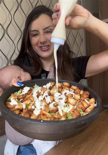 Bora fazer a salada Caeser, com certeza é a maioral das saladas Já me segue pra ver receitas fáceis todos os dias Ingredientes: Pão de forma Azeite Orégano Proteína: Filé de peito de frango Temperei com páprica defumada, caldo de galinha, Lemon Pepper, sal, azeite, alho Alface Molho: 1/2 pote de maionese Suco de 1/2 limão Azeite Queijo parmesão Alcaparra Orégano 1 dente de alho #salada #saladacaesar #saladas #receitas