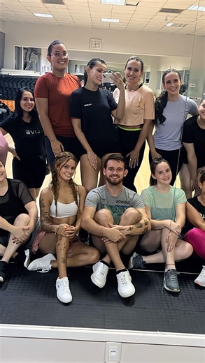 DEB | INSTRUTORA FITDANCE ✨ | Às vezes, tudo o que você precisa é ir dançar. 🏃🏻‍♀️✨🙆🏻‍♀️🫶🏼 #desliza #fitdance #dança #mexecomagente #semcomparacao | Instagram