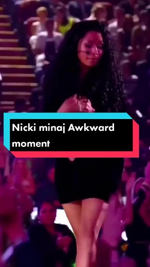Nicki Minaj Awkward Dress Mishap at 2014 VMAs