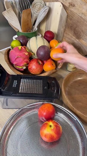 132K views · 17K reactions | Pour vos recettes de salade de fruits je vous conseille d’ajouter le fruit du dragon ça fait toujours super beau et c’est trop bon , et cette sauce avec le fondant d’érable , une dinguerie , sinon une cuillère à soupe de sirop d’érable pour remplacer )  #recettefacile | Monelle Godaert | Facebook