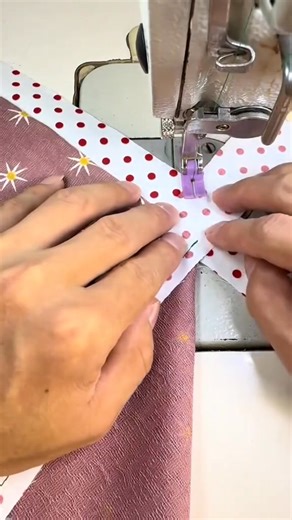 Struggling with bulky seams? 🧵 Darnell demonstrates a game-changing technique for perfectly splicing edge strips every time! This makes the process so much smoother. #quilting #quilt #quilts #sewing #pattern #quiltpattern #beginnerquilter #viralvideo #quiltingtips #quiltingtutorial | Adventures in Quilting