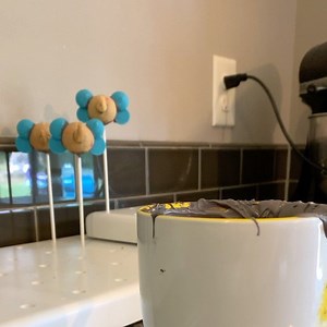 Happy Monday! This is an oldie but a goodie! Dipping elephant Cakepops! I love how they make such a quick transformation just from dipping into chocolate! 🐘🐘🐘 | Cakepops by Rachel