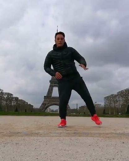 momo bailando en la torre eiffel original