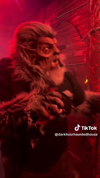 Filming the haunter king @Stiltbeaststudios for a video that’ll be playing while guests wait in line this season! 🎶 🐺#barkatthemoon #ripozzy #hauntedhouse #bts #wolfman
