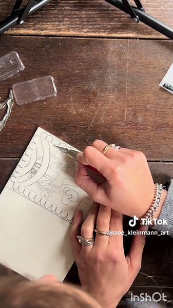 Du dessin à la gravure, jusqu’à l’impression finale : chaque carte est faite à la main. Une manière simple de rendre sa fête encore plus magique 🦄 #linogravure #artiste #artprocess #printmaking #invitations