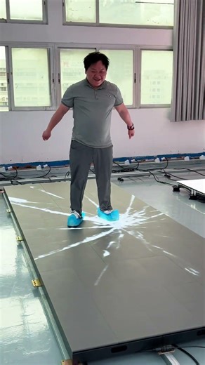 Play virtual broken glass game on interactive LED floor, totally immersive!