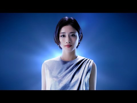 石原さとみ、ショートへア＆ドレスでクールな佇まい！ミリ単位のシビアな撮影に緊張 ロキソニンSクイック新CM