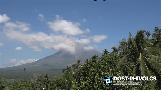 Muling nakapagtala ng pyroclastic density current (PDC) o "uson" sa Bulkang Mayon bandang 10:50 a.m. ngayong Huwebes, Pebrero 26, 2025. Ayon sa Phivolcs, 7 minuto ang tinagal nito bago tumigil ilang kilometro mula sa bunganga ng bulkan. Nakataas pa rin ang Alert Level 3 sa Mayon. (📹: Phivolcs) | ABS-CBN News
