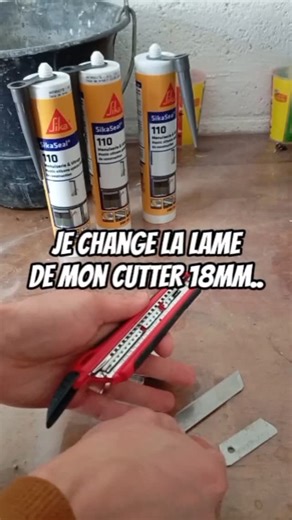 🔧💡 ASTUCE BRICO – Changement de lame de cutter 18MM. Un petit tuto express pour ceux qui se demandent encore comment changer la lame d’un cutter standard (oui, ce bon vieux 18MM que tout bricoleur connaît !). J’ai opté pour une lame rigide, idéale pour découper proprement du silicone extérieur, notamment sur la toiture de Mon Atelier que j’ai récemment rénovée (tu t’en souviens ?). 👉 Petit retour d’expérience : malgré des finitions que je pensais solides, les fortes pluies qu’on a eues ces de