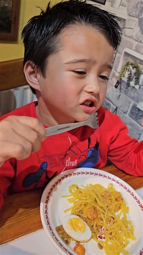 Eating palabok, recipe at Mommy Gen's Kitchen | Gen's Vlog